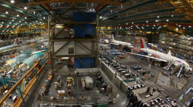 Bagian dalam pabrik pembuatan pesawat terbang Boeing dari balkon pengunjung. (Sumber Boeing Company via news.com.au)