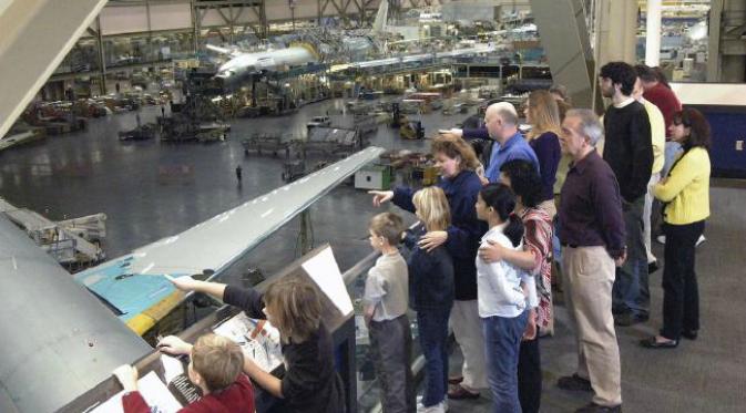 Balkon pengunjung untuk melihat bagian dalam pabrik pembuatan pesawat terbang Boeing. (Sumber Boeing Company via news.com.au)