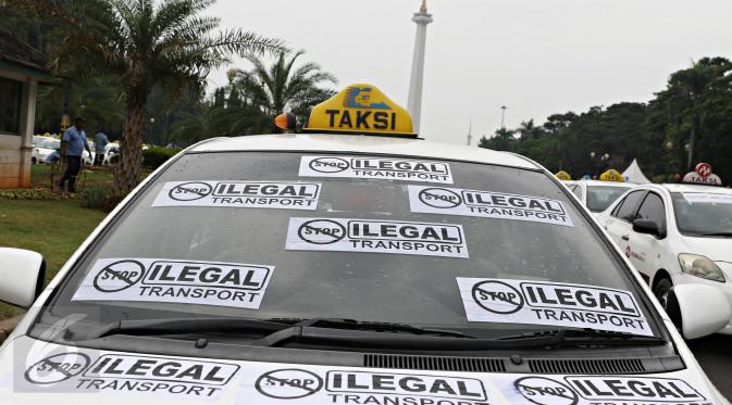 Taksi terparkir di sepanjang silang Monas, Jakarta, Senin (14/3). Aksi unjuk rasa yang dilakukan sopir angkutan umum di Istana Negara membuat kawasan Monas menjadi lahan parkir dadakan. (Liputan6.com/Immanuel Antonius)