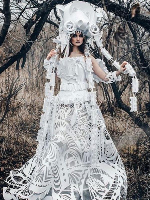 Gaun pengantin indah ini terbuat dari kardus. (via: dailymail)