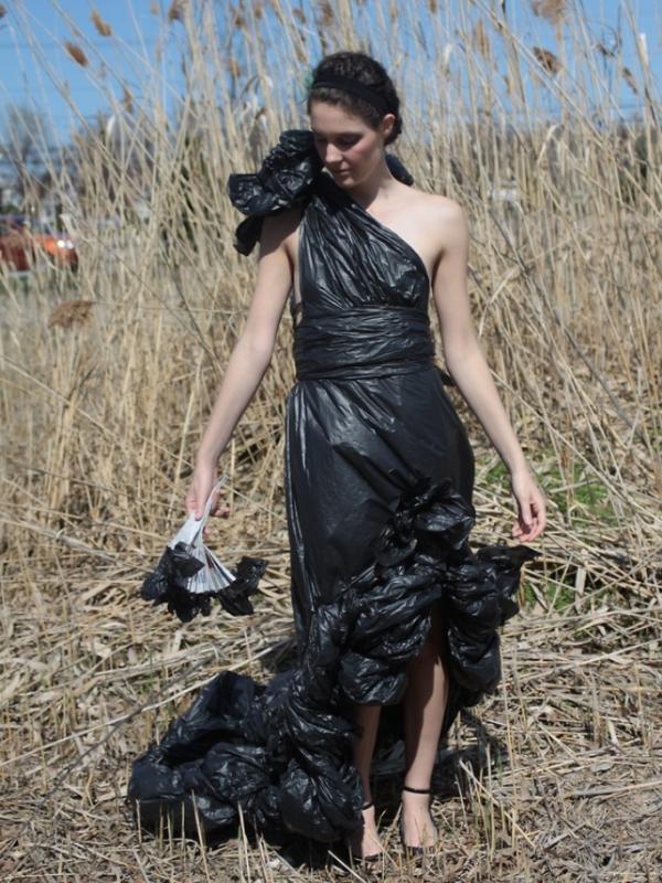 Gaun hitam yang terbuat dari trash bag. (via: lbstatic.nu)