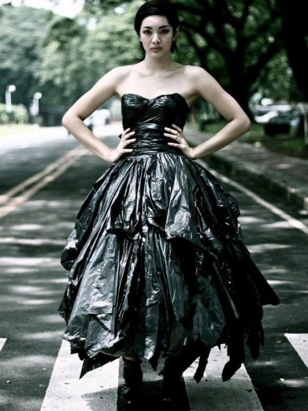 Gaun hitam yang terbuat dari trash bag. (via: pinimg.com)