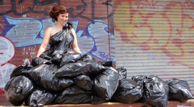 Gaun hitam yang terbuat dari trash bag. (via: robinslonina.com)