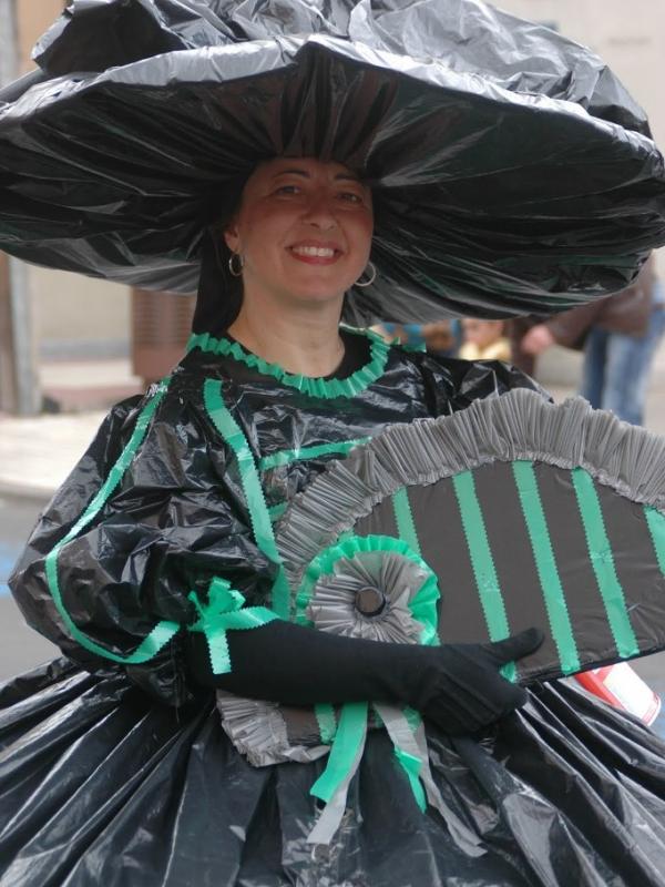 Gaun hitam yang terbuat dari trash bag. (via: deviantart.net)