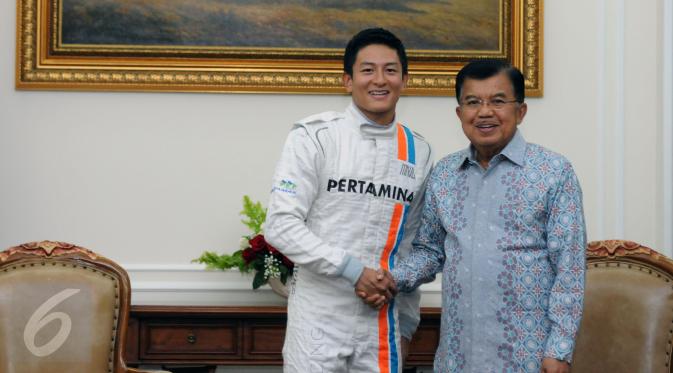 Pembalap Indonesia, Rio Haryanto (kiri) bersalaman dengan Wakil Presiden Jusuf Kalla di Istana Wapres, Jakarta, Senin (14/3/2016). Kedatangan Rio untuk meminta restu jelang laga perdana Formula 1, 20 Maret mendatang. (Liputan6.com/Helmi Fithriansyah) 