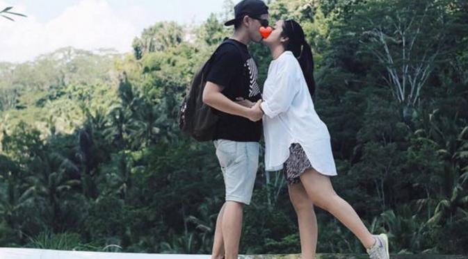 Ayudia Bing Slamet Ciuman Romantis dengan Suami di Pantai [foto: instagram/ayudiac]