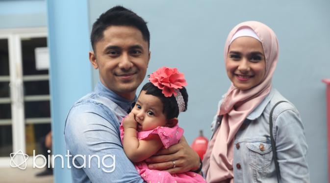 Hengky Kurniawan bersama Sonya Fatmala dan anak. (Adrian Putra/Bintang.com)