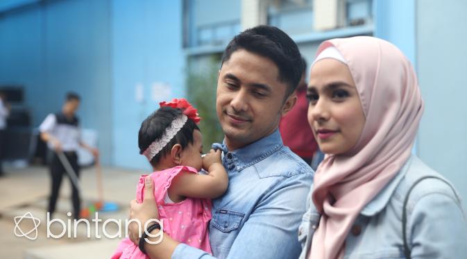Hengky Kurniawan bersama sang istri dan buah hati. (Adrian Putra/Bintang.com)