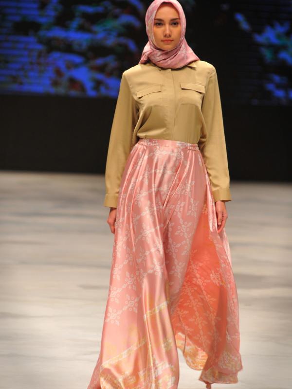 Ria Miranda tampilkan koleksi Takana yang menampilkan abaya dan busana ready to wear yang manis