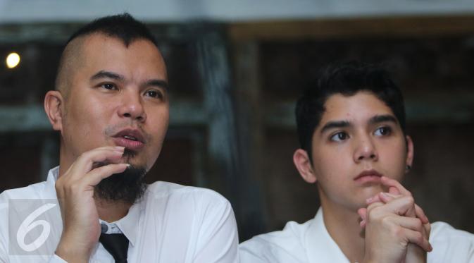 Ahmad Dhani dan Ahmad Al Ghazali saat jumpa pers di kediamannya, Jakarta, Senin (14/3). (Liputan6.com/Herman Zakharia)