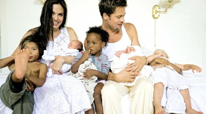 Angelina Jolie dan Brad Pit beserta keenam anak-anaknya (sumber Brightside.me)