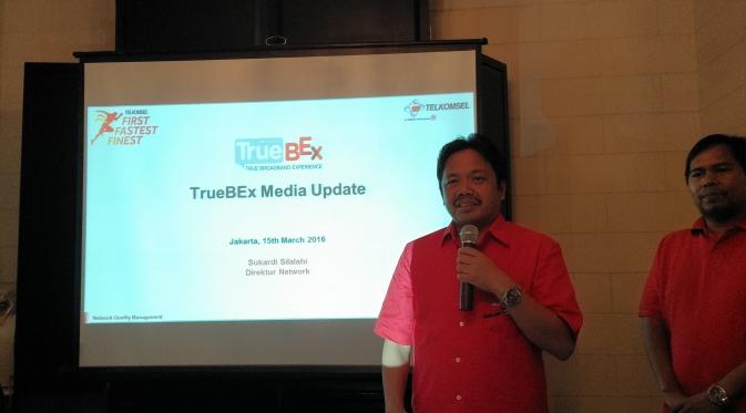 Direktur Network Telkomsel Sukardi Silalahi menjelaskan upaya Telkomsel untuk meningkatkan kualitas layanan data 3G dan 4G di Indonesia, Selasa (15/3/2016). (Liputan6.com/AgustIn Setyo Wardani)