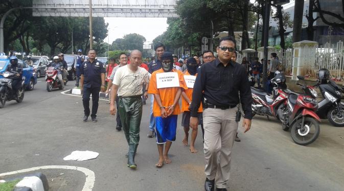 Polisi menggelar rekonstruksi pencurian timah kabel di gorong-gorong dekat Istana. (Liputan6.com/Audrey Santoso)