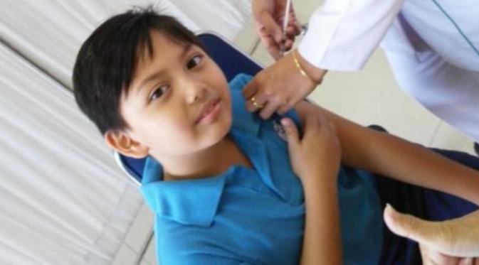 Putra pertama Sahrul Gunawan, Ezzar (8 tahun) tengah melakukan suntik meningitis di RS Fatmawati Jakarta [foto: instagram/_sahrulgunawan]