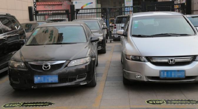 Parkiran mobil di klinik operasi plastik di Shandong, China ini berdasarkan ukuran bra (sumber. Shanghaiist.com)