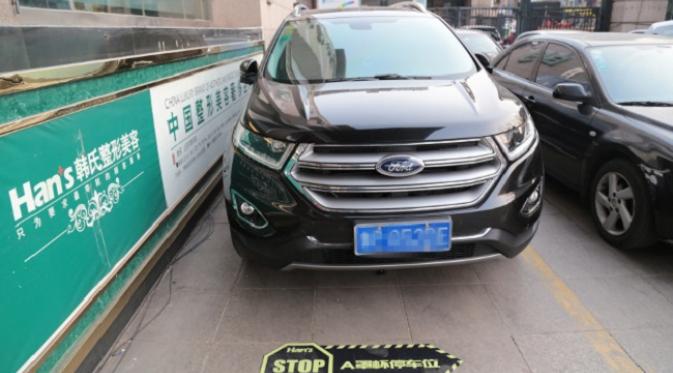 Mobil seperti Ford yang diparkir di area bra berukuran cup A sering diejek netozen lokal (sumber. Shanghaiist.com