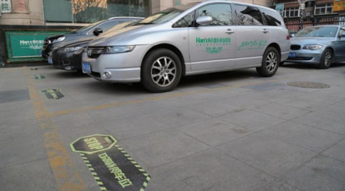 Parkiran mobil dengan area bra berukuran cup D cukup jarang ditempati (sumber. Shanghaiist.com