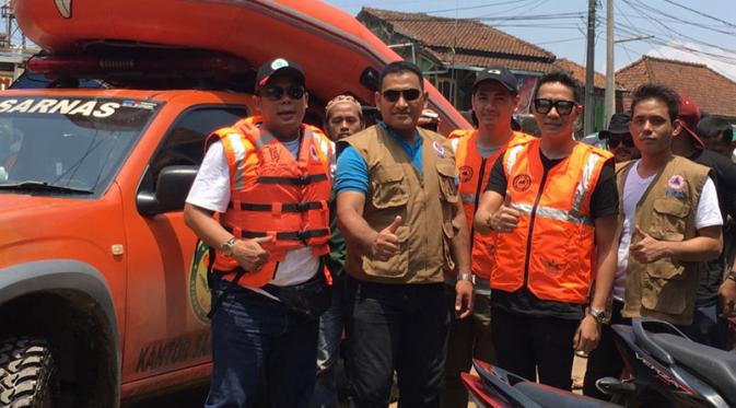 Sejumlah artis dari Garda Bangsa seperti Tommy Kurniawan, Saleh 'Said Bajuri', Ressa Herlambang, dll mengunjungi korban bencana banjir di Desa Dayeuh Kolot, Kelurahan Bale Endah, Kabupaten Bandung.
