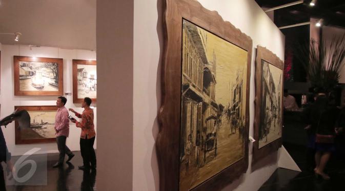 Pengunjung melihat pameran pelukis Soehib Toyaroja bertajuk The Spiritual Journey di Kunstkring Art Galeri, Jakarta, Selasa (15/3). Pameran tersebut dibuka oleh Ketua Komite Ekonomi dan Industri Nasional (KEIN) Soetrisno Bachir (Liputan6.com/Angga Yuniar)