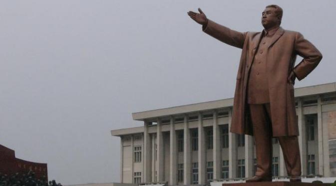 Nampak orang-orang memberikan penghormatan kepada patung Kim Il Sung (Foto: Reuters).