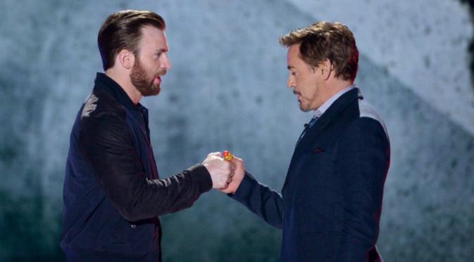 Bintang Captain America: Civil War, Chris Evans dan Robert Downey Jr di Kids Choice Awards 2016. foto: EW