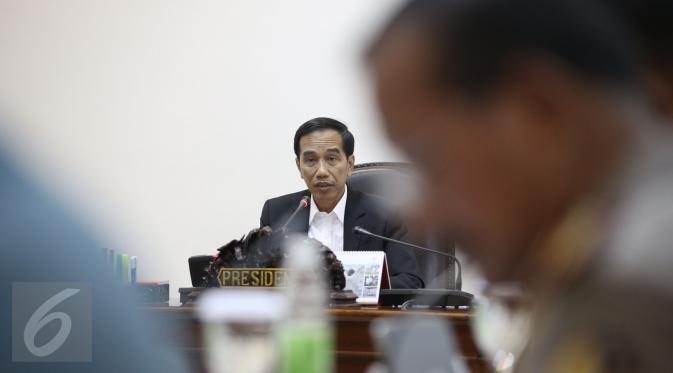 Presiden Jokowi saat memimpin rapat terbatas bersama Menteri Kabinet Kerja di Kantor Presiden, Jakarta, Rabu (15/3). Rapat tersebut membahas mengenai penanggulangan aksi penyelundupan di Indonesia (Liputan6.com/Faizal Fanani) 