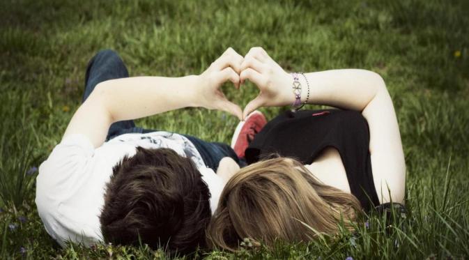Pertama, pasangan bahagia akan selalu saling percaya. (Foto: whatsappstatus2.com)