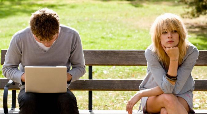 Keempat, pasangan yang bahagia nggak pernah menjadikan media sosial sebagai tempat untuk mencurahkan isi hati mereka. (Foto: cos.h-cdn.co)