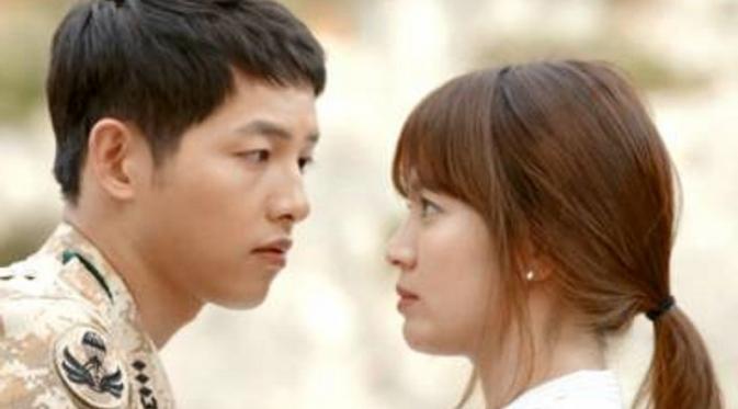 Banyak yang dipikirkan Song Joong Ki saat syuting adegan ciuman dengan Song Hye Kyo. 