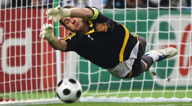Kiper Spanyol, Iker Casillas, saat menepis bola tendangan pemain Italia, Daniele De Rossi, pada perempat final Piala Eropa 2008. (UEFA).