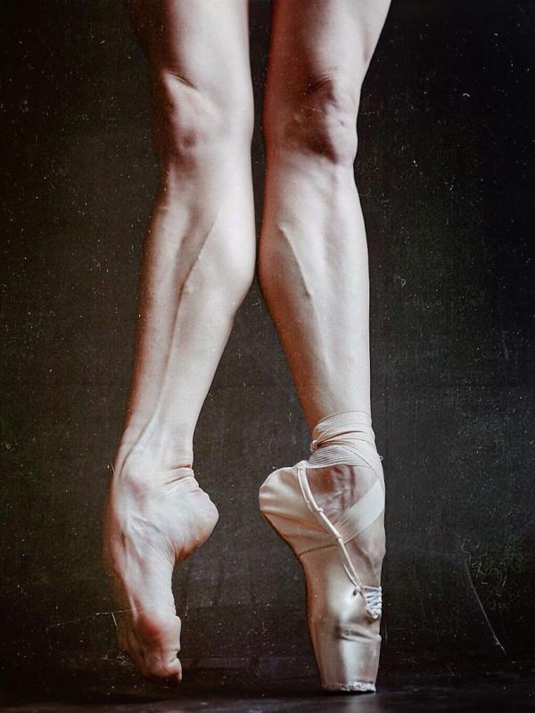 Kaki balerina tanpa sepatu. (Via: boredpanda.com)