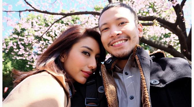 Tyas Mirasih liburan bersama kekasihnya Raiden Soedjono ke Jepang. Ia membagikan foto kebahagiaannya bersama kekasih lewat Instagramnya. (Instagram/@Tyasmirasih)