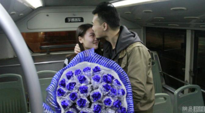  Sebagai bentuk cinta dan keseriusaannya kepada kekasih, Li Chong melamarnya di bus kota yang sama saat keduanya pertama kali bertemu 6 tahun yang lalu. (Shanghaiist.com)