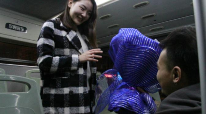 Momen Li melamar sang kekasih ramai dibicarakan di sosial media. Ribuan netizen bahkan memuji keberanian dan kreativitasnya.(Shanghaiist.com)