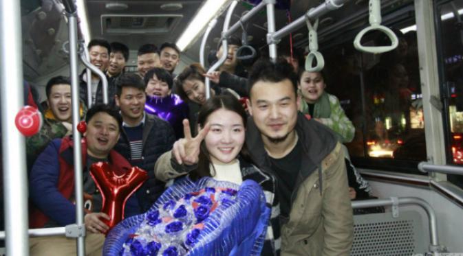 Saat tiba di sebuah halte, tiba-tiba keluarga dan teman-teman Li mengerumuni Feng Feng sambil berlutut dan meminta untuk menikah dengannya. Saat Feng menjawab ya, semua orang dalam bus pun bersorak gembira.(Shanghaiist.com)