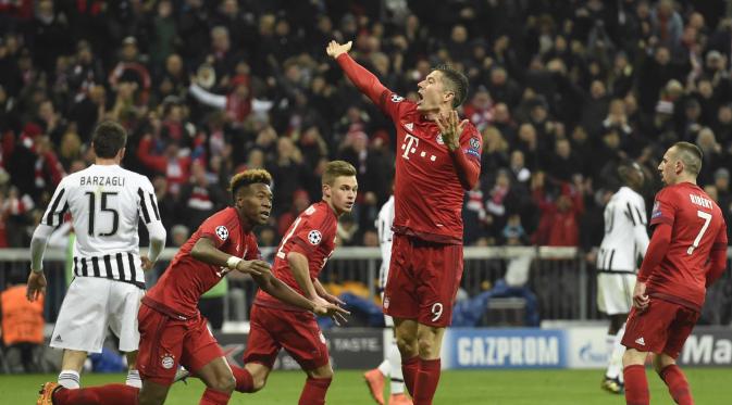 Pemain Bayern Munich, Robert Lewandowski (tengah) mencetak gol pembuka bagi timnya saat melawan Juventus pada laga leg kedua 16 besar liga Champions di Stadion Allianz Arena, Munich, Kamis (17/3/2016) dini hari WIB. (AFP/Odd Andersen)