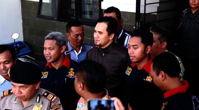 Foto Rekonstruksi Kejadian Korban Saipul Jamil di Kediamannya, Kelapa Gading (Adrian Putra/bintang.com)