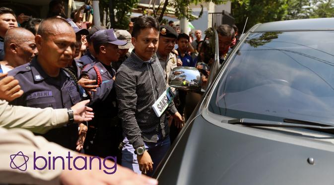 Puluhan warga sekitar memadati sekitar kediaman Saipul Jamil untuk melihat. Bahkan banyak dari mereka mengabadikan melalui ponselnya. (Adrian Putra/Bintang.com)