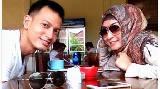 "A very late honeymoon lunch" begitulah tulis aktor berusia 33 tahun itu dalam keterangan fotonya.  (Instagram/ @fedinuril)