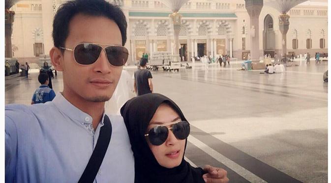 Selesai menjalani bulan madu, ia lantas pergi ke kampung halaman istrinya Vanny di Sumatra Barat. Setelah itu tanggal 15 Maret ia memposting foto berangkulan saat berada di Masjid Nabawi, Madinah. (Instagram/ @fedinuril)