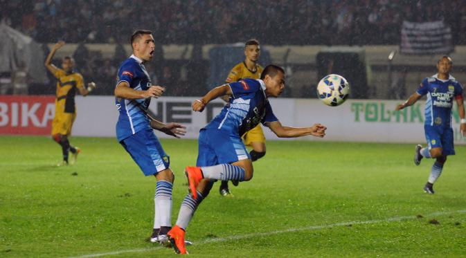 Persib Bandung melawan Mitra Kukar