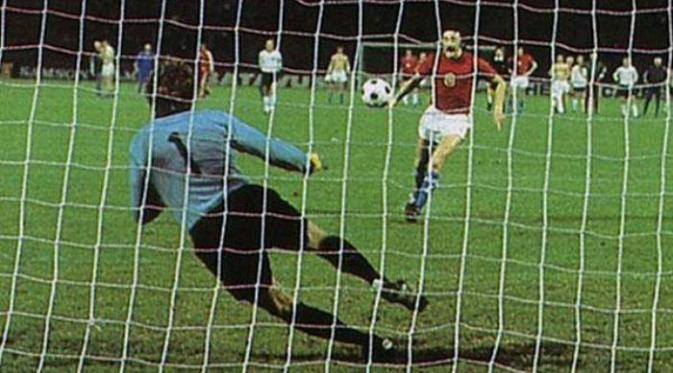 Antonin Panenka menciptakan tendangan penalti unik yang kini bernama Panenka saat Cekoslowakia menghadapi Jerman Barat di partai final Piala Eropa 1976.