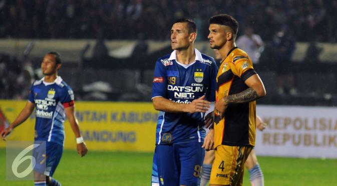 Pemain depan Persib, Juan Carlos Rodriguez Belencoso menahan bek Mitra Kukar, Arthur Cunha Da Rocha saat laga Turnamen Piala Bhayangkara di Stadion Si Jalak Harupat, Bandung, Kamis (17/3/2016). Laga berakhir imbang 1-1. (Liputan6.com/Helmi Fithriansyah)