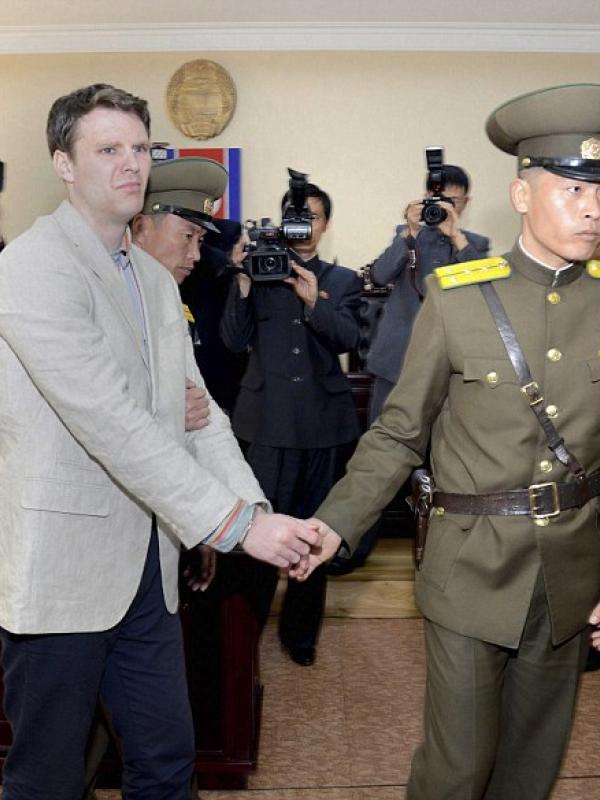 Otto meminta maaf dan memohon pengampunan dari Korea Utara saat sidang berlangsung. | via: dailymail.co.uk