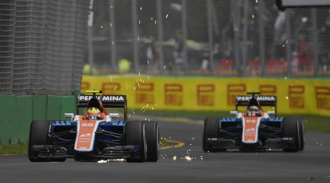 Rio Haryanto dan rekan setimnya, Pascal Wehrlein, mengendarai mobil MRT05 saat latihan bebas pertama F1 GP Australia di Sirkuit Albert Park, Australia, Jumat (18/3/2016). (Reuters/Jason Reed)