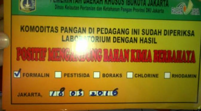 Stiker tanda makanan mengandung formalin dipasang di Pasar Jembatan Dua, tambora, Jakarta Barat. (Liputan6.com/Muslim AR)