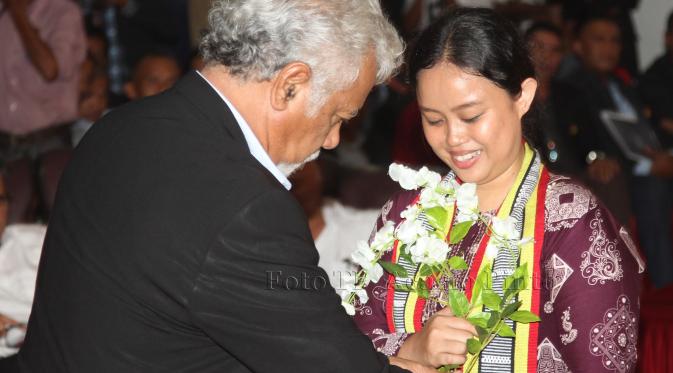 Wiji Thukul Dapat Penghargaan dari Xanana Gusmao, Fitri Nghanti Wani terima penghargaan dari Xanana Gusmao (Acacio Pinto/Timor Post)