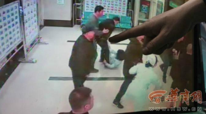 Seorang pria di China mencoba membalas dendam pada pihak rumah sakit dan mencoba membakar hidup-hidup seorang perawat dengan mengguyurnya lewat sebotol bensin.(Shanghaiist.com)