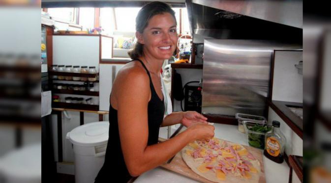 Tara, menjual piza khas New York di perairan British Virgin Island (odditycentral)