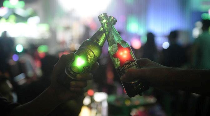 Botol Heineken yang sudah ditempeli gel khusus berwarna merah dan hijau. Penonton tinggal arahkan ke arah kamera untuk memilih lagu.